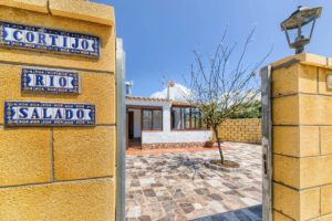 Cortijo Río Salado - Entrada - Apartamentos Patio Andaluz - Playa de La Fontanilla (Conil)