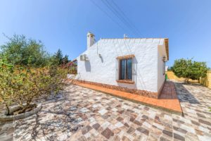 Cortijo Río Salado - Vista lateral - Apartamentos Patio Andaluz - Playa de La Fontanilla (Conil)