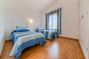 Cortijo Río Salado - Dormitorio 2 camas - Apartamentos Patio Andaluz - Playa de La Fontanilla (Conil)