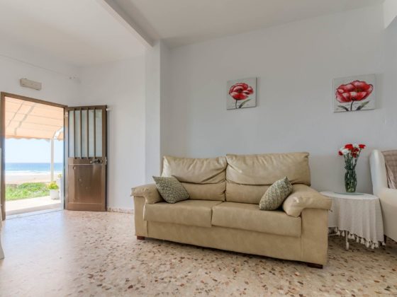Apartamento 3 - Entrada y Sofá - Apartamentos Patio Andaluz - Playa de La Fontanilla (Conil)