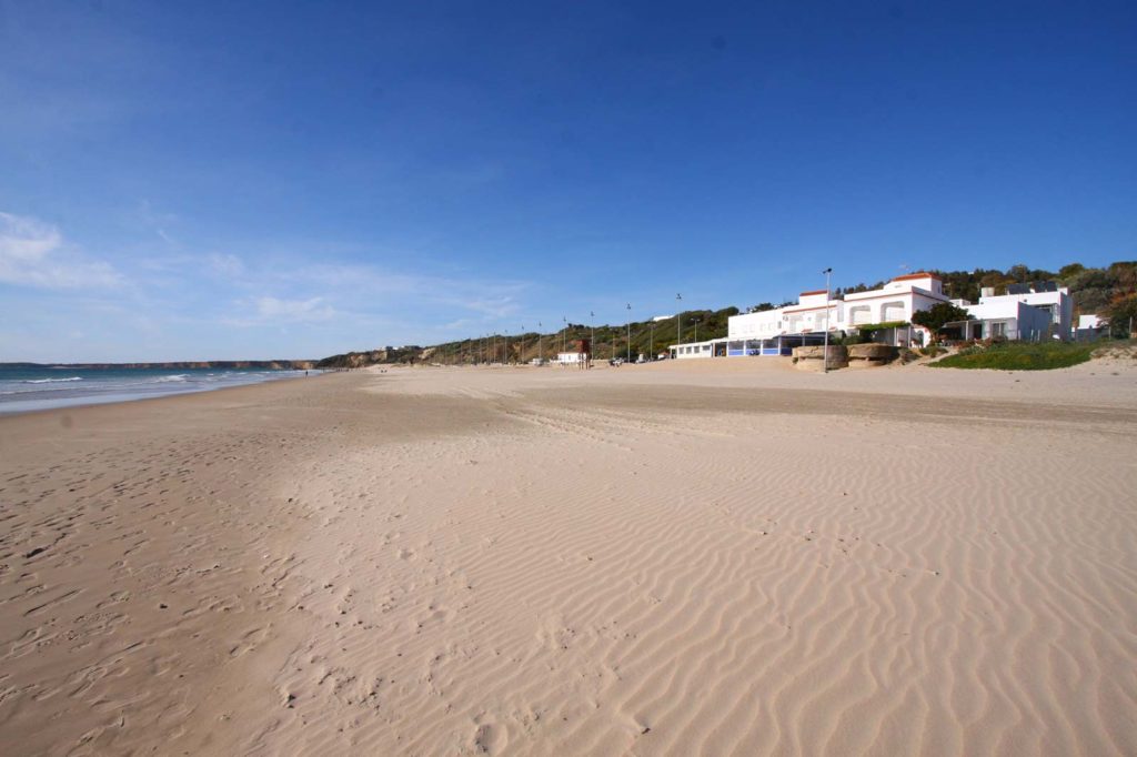 Playa de La Fontanilla y al fondo Playa de El Roqueo - Apartamentos Patio Andaluz (Conil)