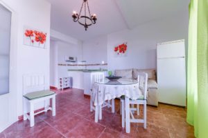 Apartamento 2 - Comedor - Apartamentos Patio Andaluz - Playa de La Fontanilla (Conil)