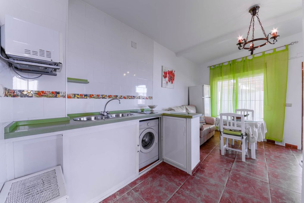 Apartamento 2 - Cocina y Comedor - Apartamentos Patio Andaluz - Playa de La Fontanilla (Conil)