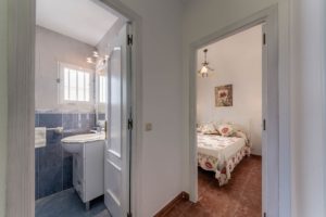 Apartamento 2 - Dormitorio y Baño - Apartamentos Patio Andaluz - Playa de La Fontanilla (Conil)
