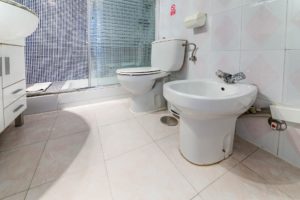 Apartamento 5 - Aseo y Baño - Apartamentos Patio Andaluz - Playa de La Fontanilla (Conil)