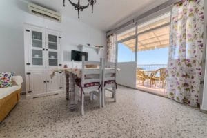 Apartamento 5 - Salón Comedor y Terraza - Apartamentos Patio Andaluz - Playa de La Fontanilla (Conil)