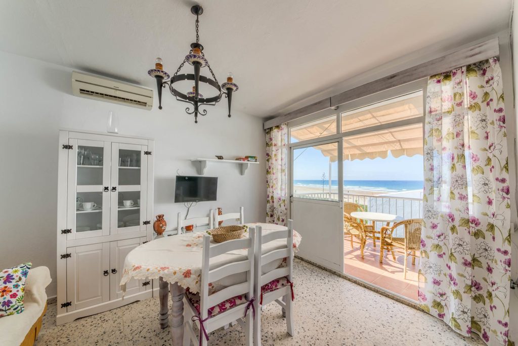 Apartamento 5 - Comedor y Cocina - Apartamentos Patio Andaluz - Playa de La Fontanilla (Conil)