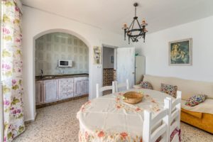 Apartamento 5 - Comedor y Cocina - Apartamentos Patio Andaluz - Playa de La Fontanilla (Conil)