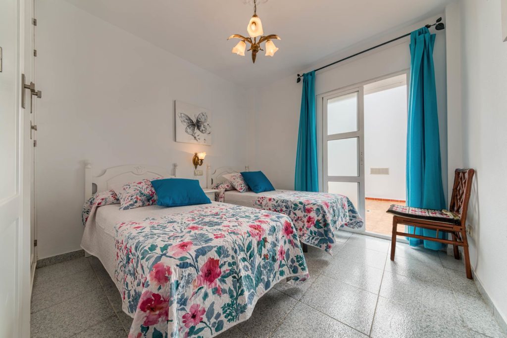 Apartamento Atalaya - Dormitorio 2 Camas - Apartamentos Patio Andaluz - Playa de La Fontanilla (Conil)