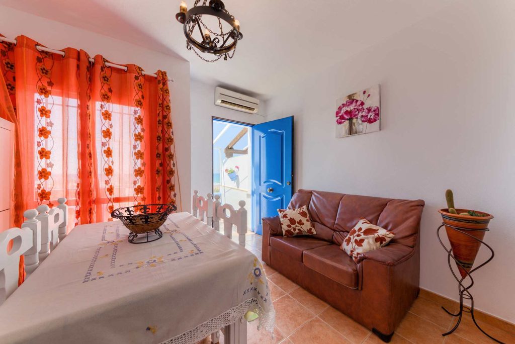 Apartamento Huerto - Comedor y Sofá - Apartamentos Patio Andaluz - Playa de La Fontanilla (Conil)