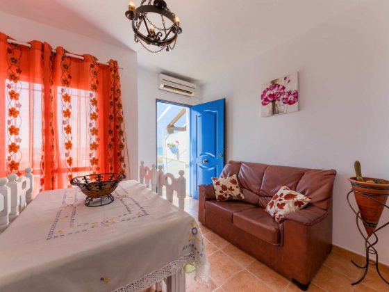 Apartamento Huerto - Comedor y Sofá - Apartamentos Patio Andaluz - Playa de La Fontanilla (Conil)