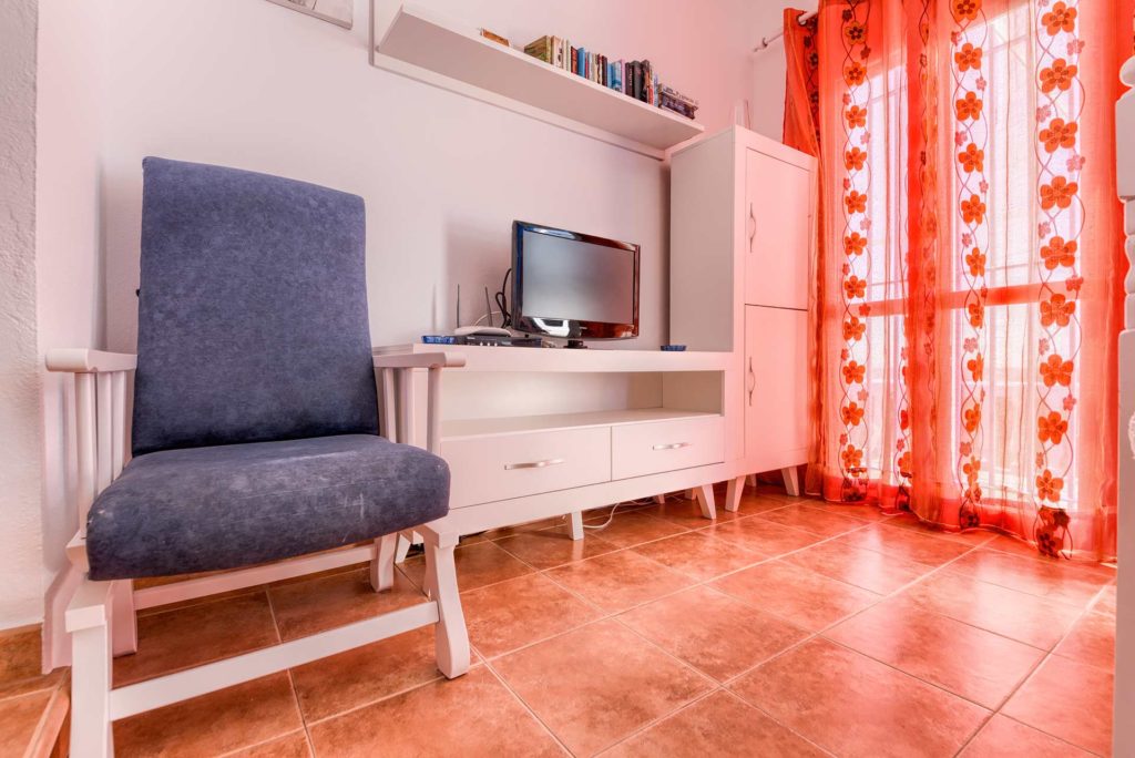 Apartamento Huerto - Butaca y TV - Apartamentos Patio Andaluz - Playa de La Fontanilla (Conil)