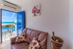 Apartamento Huerto - Entrada y Sofá - Apartamentos Patio Andaluz - Playa de La Fontanilla (Conil)
