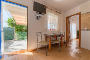Apartamento Huerto - Entrada y Office - Apartamentos Patio Andaluz - Playa de La Fontanilla (Conil)
