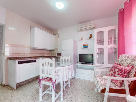 Apartamento 1 - Cocina y Office - Apartamentos Patio Andaluz - Playa de La Fontanilla (Conil)
