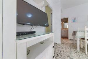 Apartamento 1 - Mesa TV - Apartamentos Patio Andaluz - Playa de La Fontanilla (Conil)