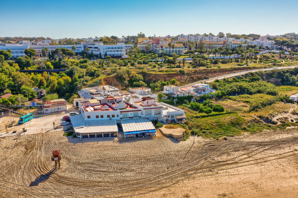 Vista aérea - Apartamentos Patio Andaluz - Playa de La Fontanilla (Conil)