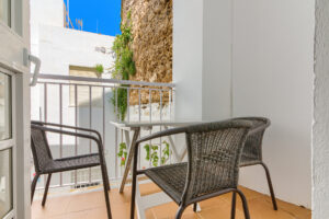 Apartamento Baluarte - Terraza y Sillas - Apartamentos Patio Andaluz - Playa de La Fontanilla (Conil)