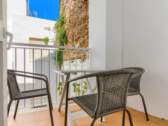 Apartamento Baluarte - Terraza y Sillas - Apartamentos Patio Andaluz - Playa de La Fontanilla (Conil)