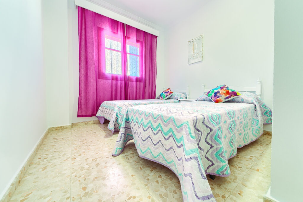 Apartamento Baluarte - Dormitorio 2 Camas - Apartamentos Patio Andaluz - Playa de La Fontanilla (Conil)